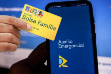 Cartão do Bolsa Família com celular e auxilio emergencial