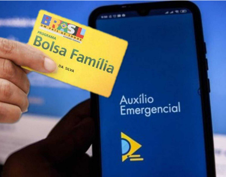 Cartão do Bolsa Família com celular e auxilio emergencial